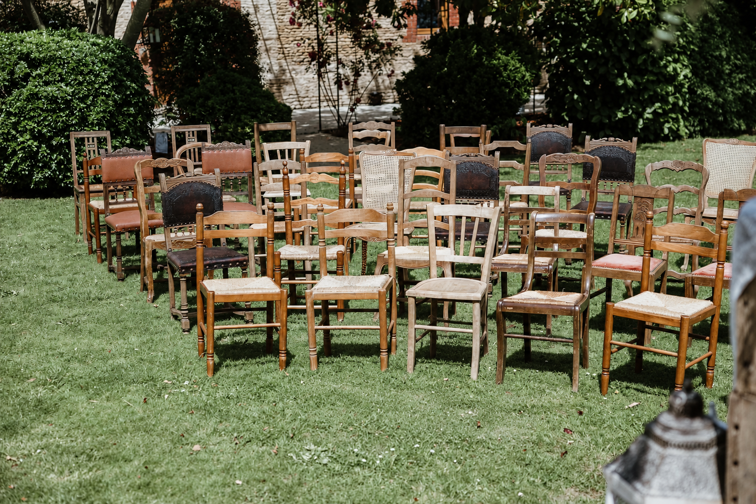 Chaises dépareillées en bois